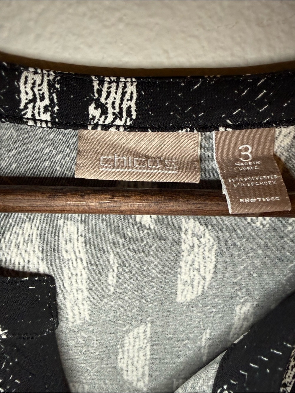 Chico's Black & White V-Neck Long Sleeve Top - Picture 6 of 7